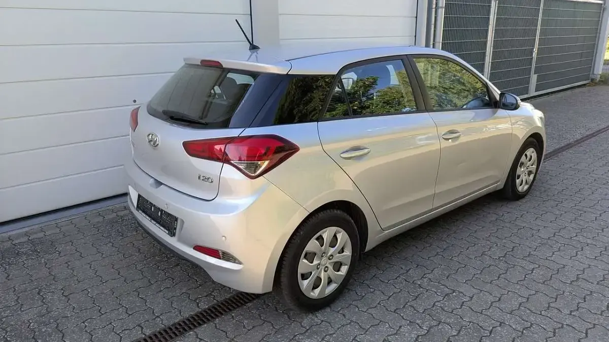 Gebraucht Hyundai i20 75 PS (55 kW) 2016 Silber/grau Limousine