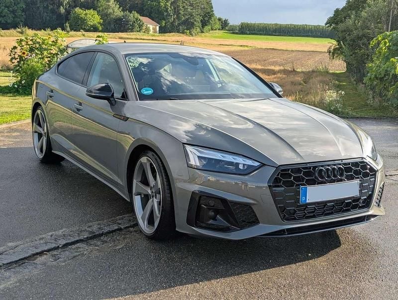 Grau Gebraucht 2023 Audi A5 Sportback Competition Coupé | 35.400 € (Superpreis) - Bild 1/4
