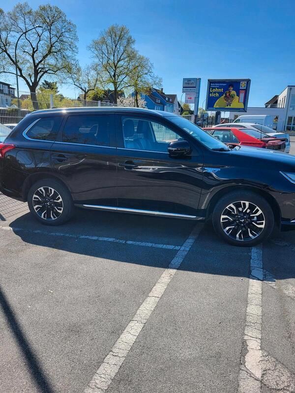 Schwarz Gebraucht 2017 Mitsubishi Outlander P-HEV SUV | 16.900 € (Guter Preis) - Bild 1/4