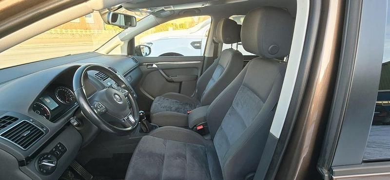 Gebraucht VW Touran Highline 140 PS (102 kW) 2015 Braun Van / Kleinbus