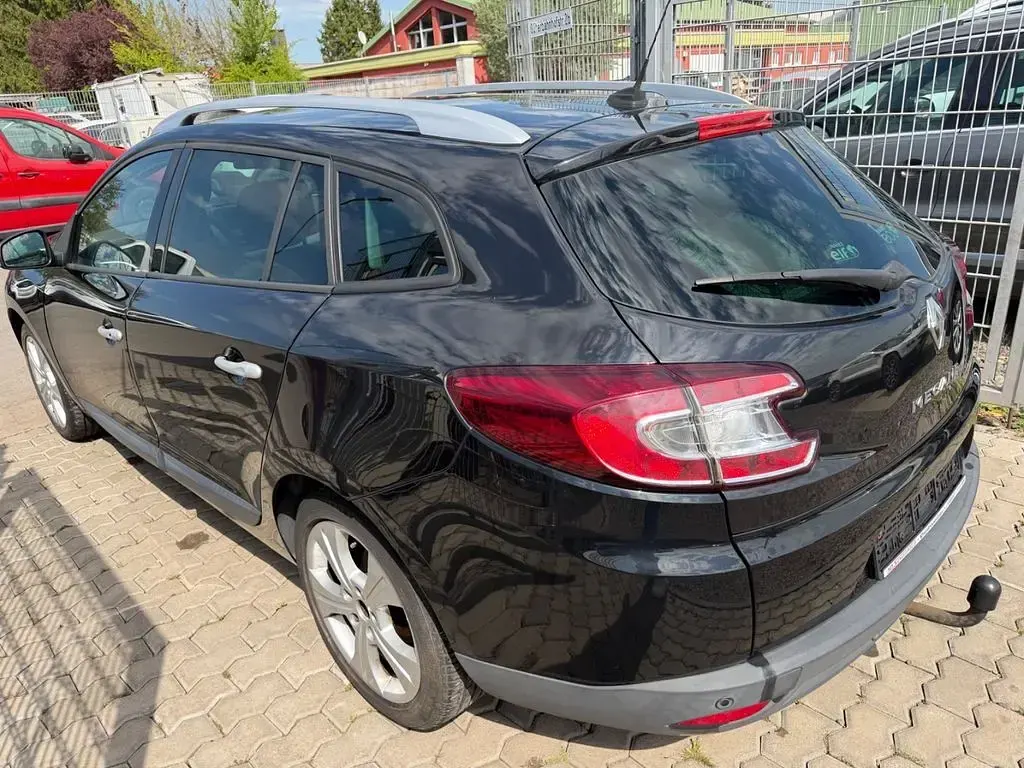 Gebraucht Renault Mégane Dynamique 106 PS (77 kW) 2011 Schwarz Limousine