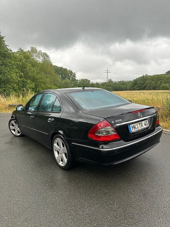 Beige Gebraucht 2009 Mercedes E300 Avantgarde Limousine | 5.900 € (Etwas zu teuer) - Bild 1/4