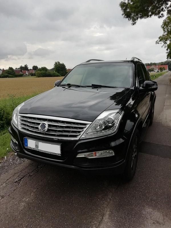 Schwarz Gebraucht 2017 Ssangyong / KGM Rexton Sapphire SUV | 19.990 € - Bild 1/4