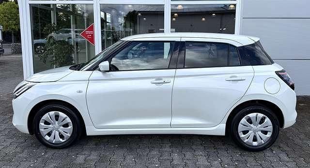 Neu Suzuki Swift Club 83 PS (61 kW) 2025 Pure white pearl metallic Kleinwagen