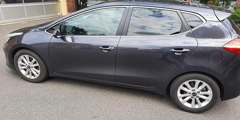 Gebraucht Kia Ceed Spirit 135 PS (99 kW) 2017 Grau Kleinwagen