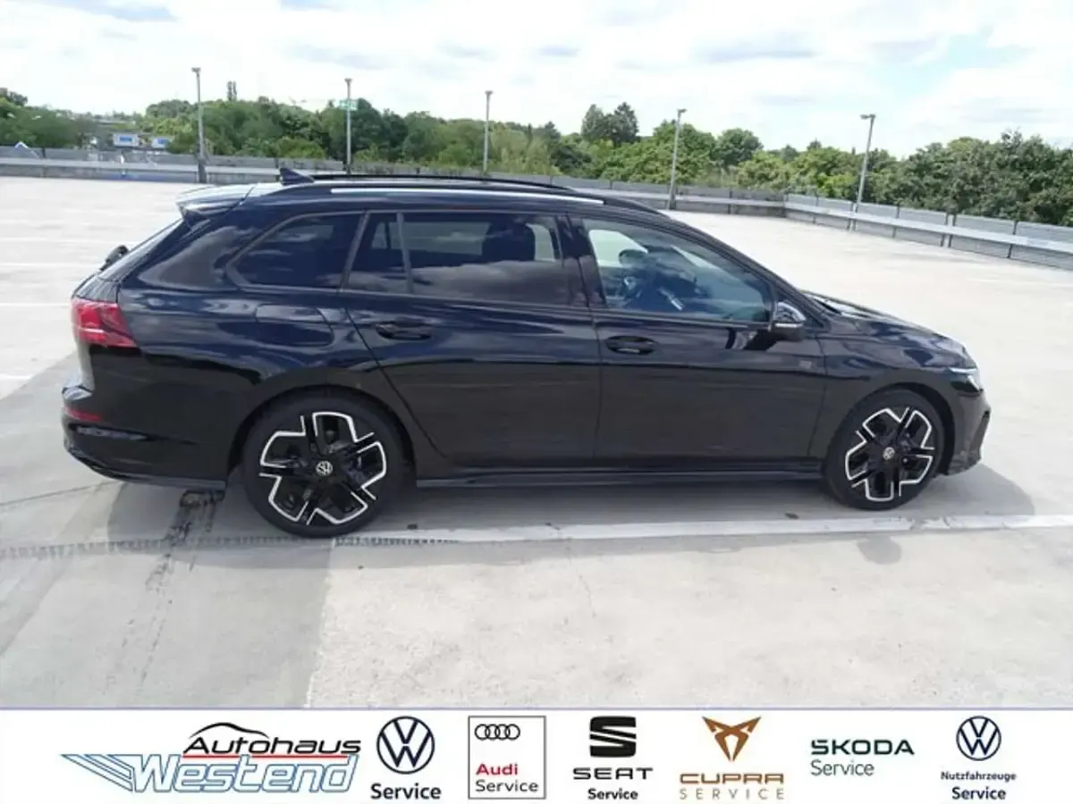 Gebraucht VW Golf VIII R-line 150 PS (110 kW) 2025 Grenadillschwarz Kombi