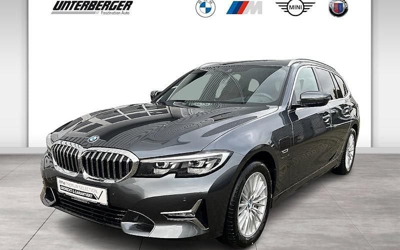 Grau Gebraucht 2021 BMW 330e Luxury Line Kombi | 33.990 € (Fairer Preis) - Bild 1/4