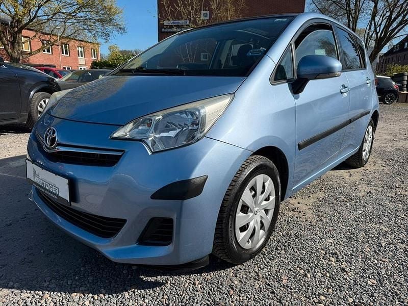 Gebraucht Toyota Verso-S 99 PS (72 kW) 2011 Blau Van / Kleinbus