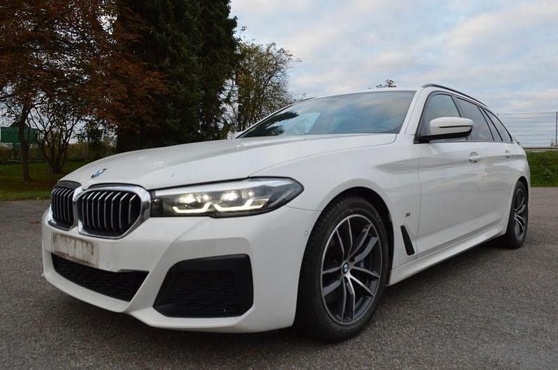 Weiß Gebraucht 2022 BMW 520 M Sport Kombi | 25.999 € (Guter Preis) - Bild 1/4