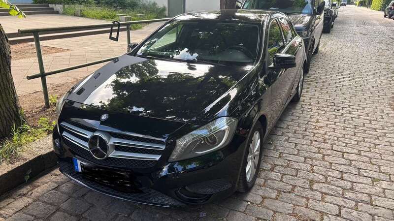 Schwarz Gebraucht 2012 Mercedes A200 Limousine | 14.500 € (Fairer Preis) - Bild 1/4