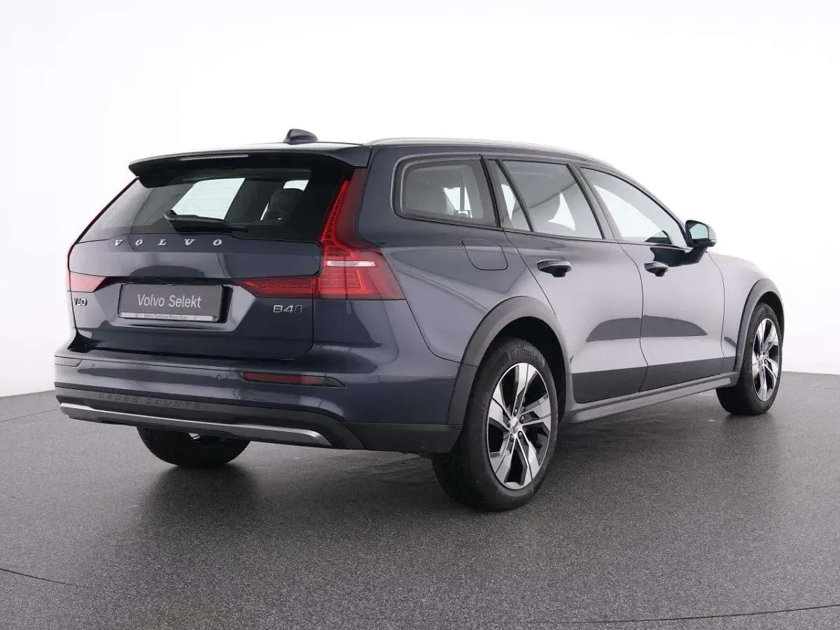 Gebraucht Volvo V60 CC Plus 197 PS (144 kW) 2023 Denim blue / metallic Kombi