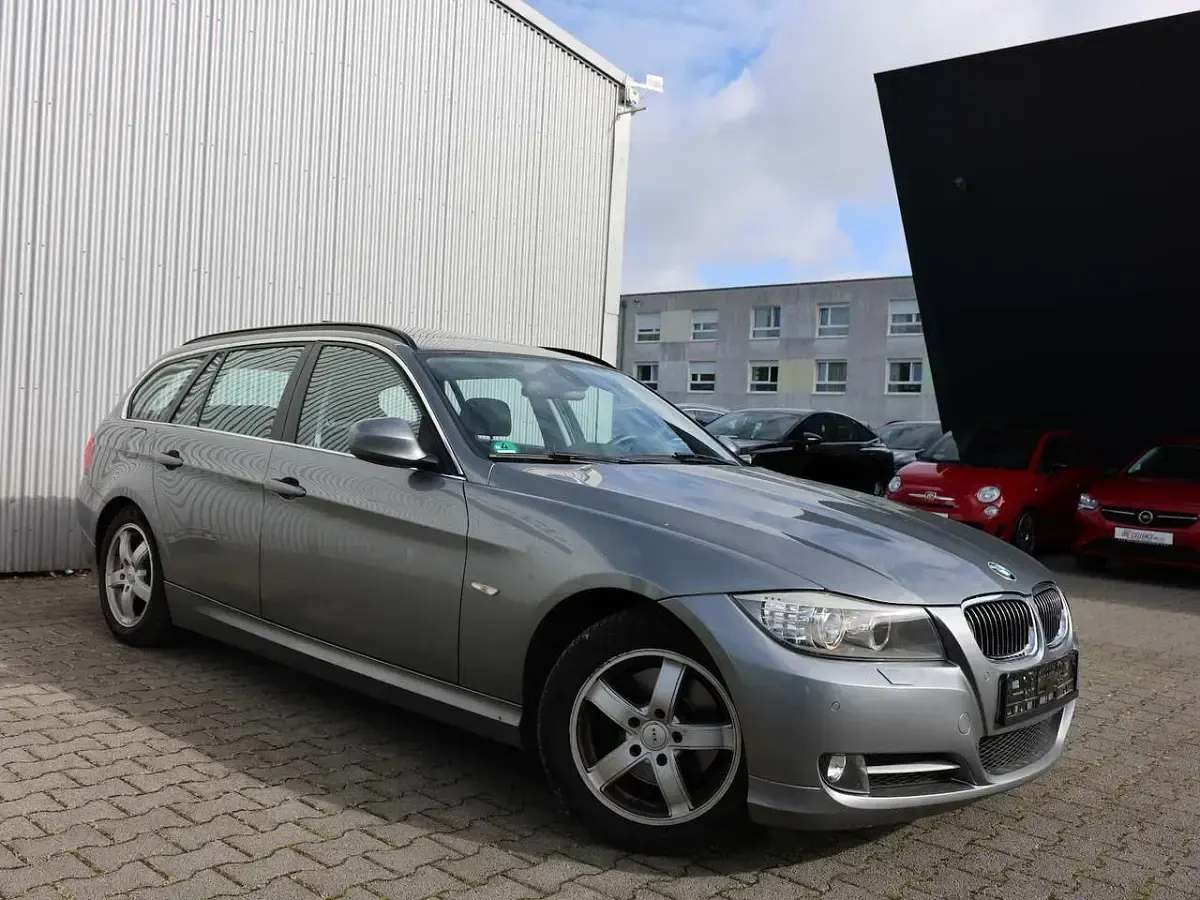 Gebraucht BMW 318 Lifestyle 143 PS (105 kW) 2011 Spacegrau metallic Kombi