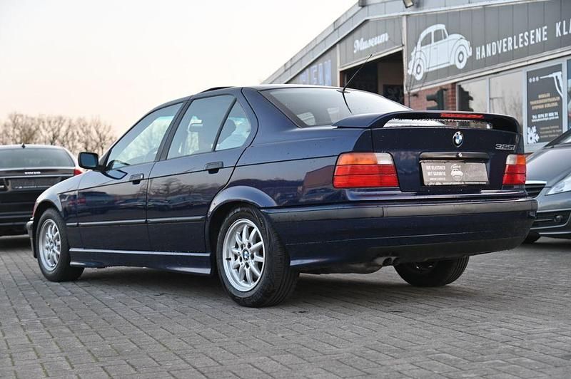 Second-hand BMW 325 192 CP (141 kW) 1994 Albastru Berlinǎ