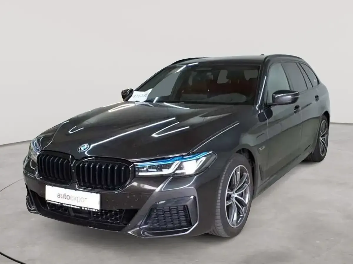 Gebraucht BMW 530e M Sport 184 PS (135 kW) 2023 Sophistograu brillanteffekt metallic Kombi