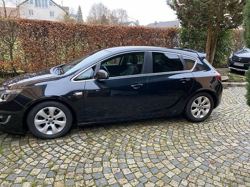 Gebraucht Opel Astra Edition 140 PS (102 kW) 2014 Schwarz Limousine