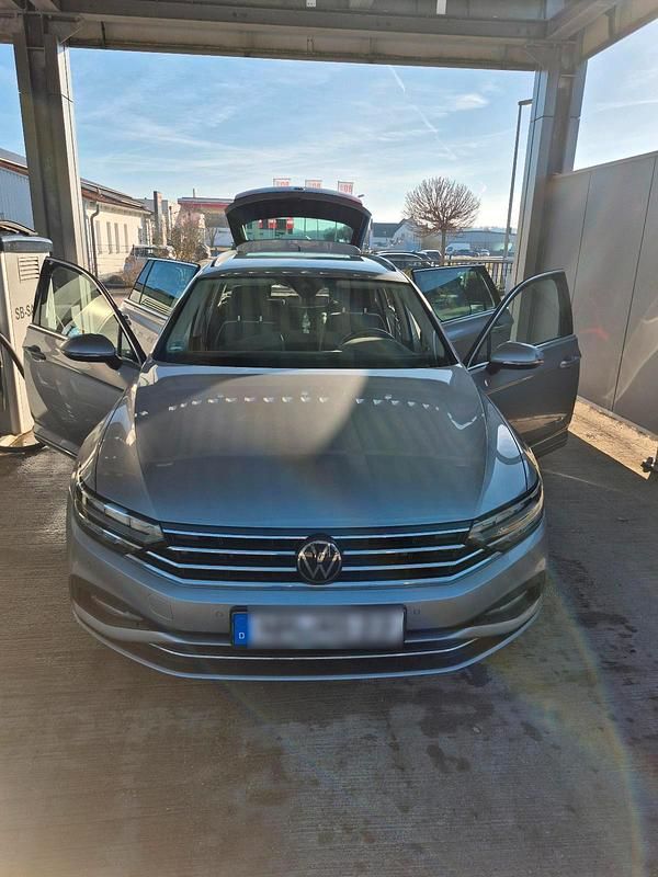 Silber Gebraucht 2024 VW Passat Kombi | 26.900 € (Fairer Preis) - Bild 1/4
