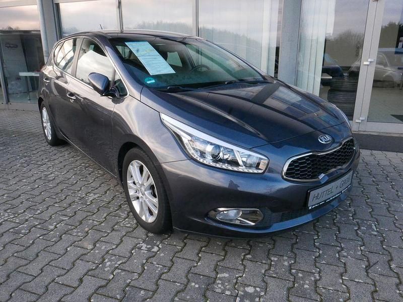 Gebraucht Kia Ceed Spirit 135 PS (99 kW) 2013 Grau Kleinwagen