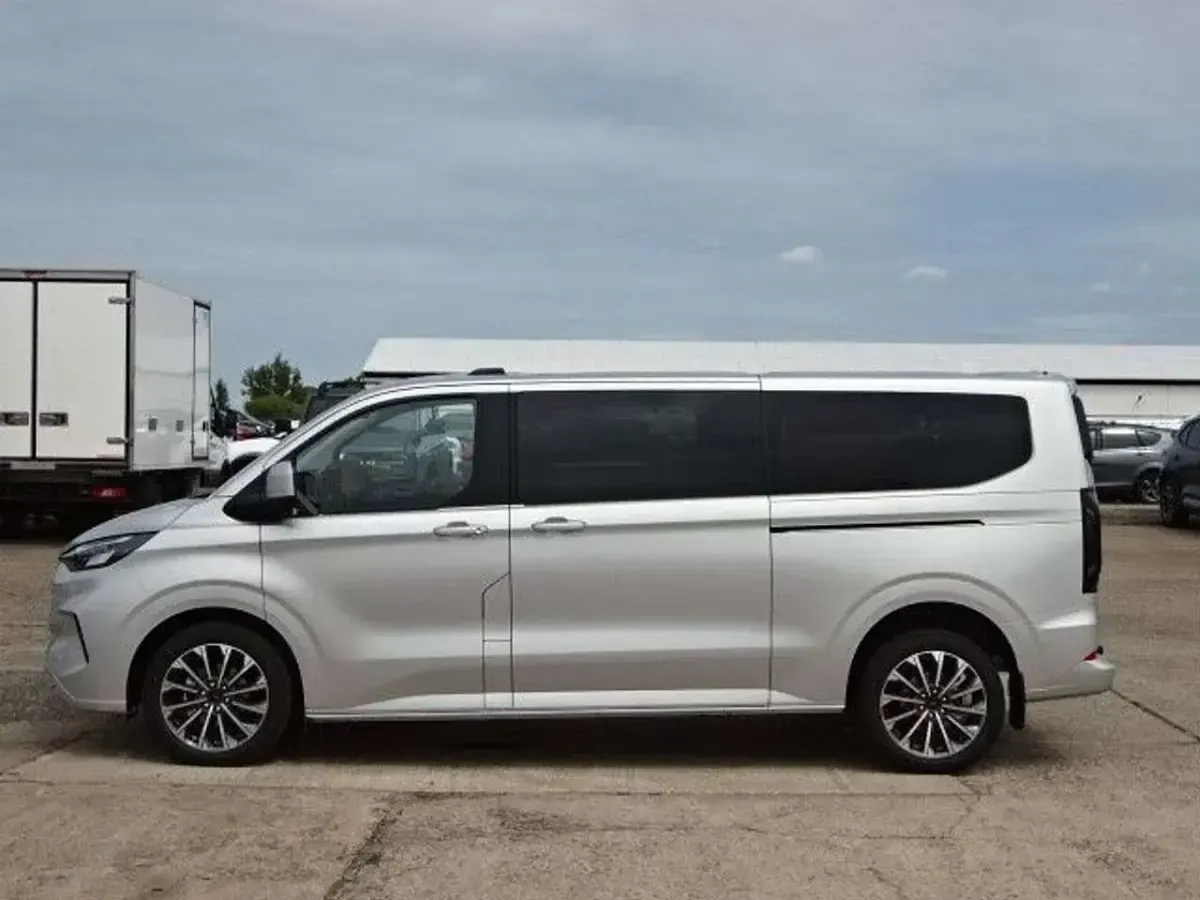 Neu Ford Tourneo Titanium 170 PS (125 kW) 2025 Silber Van / Kleinbus