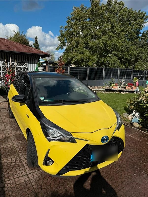 Gelb Gebraucht 2017 Toyota Yaris Kleinwagen | 15.000 € - Bild 1/4