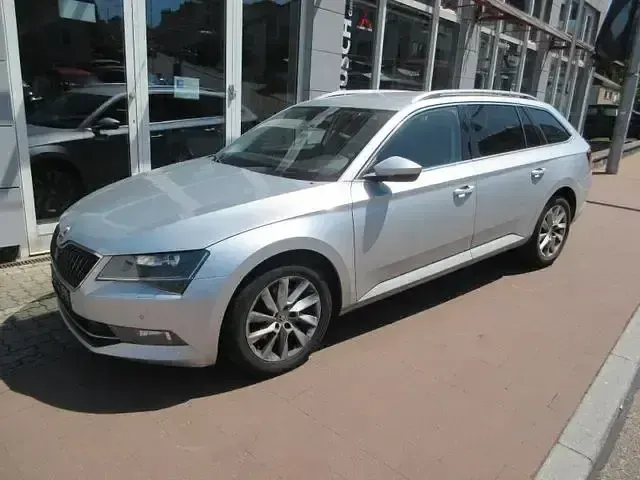 Gebraucht Skoda Superb Style 190 PS (139 kW) 2017 Stribrna brilliant/ brilliants Kombi