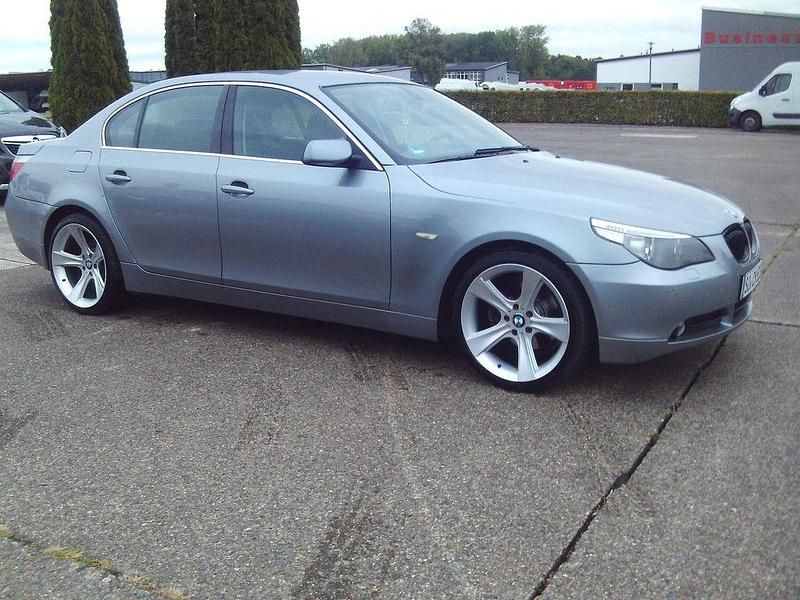 Silber (metallic) Gebraucht 2006 BMW 523 Limousine | 5.990 € (Fairer Preis) - Bild 1/4