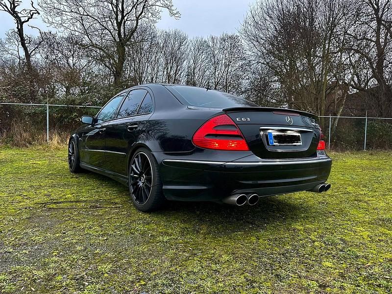 Schwarz Gebraucht 2004 Mercedes E500 Limousine | 7.000 € (Teuer) - Bild 1/4