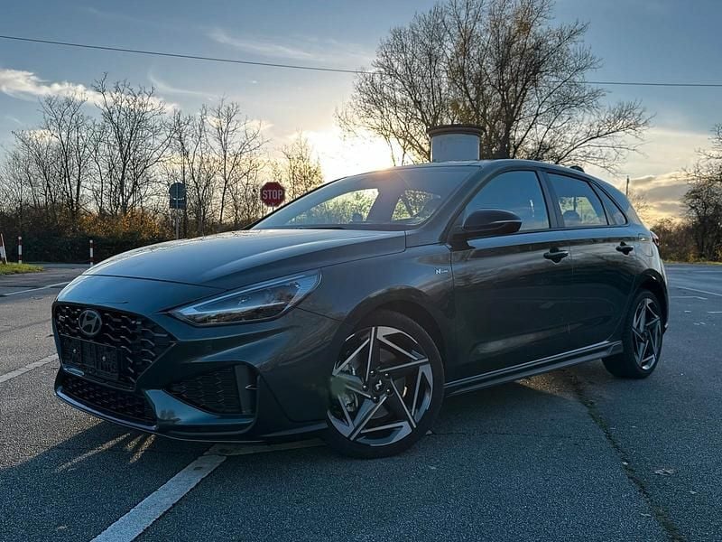 Grün Gebraucht 2024 Hyundai i30 N Line Limousine | 21.950 € (Superpreis) - Bild 1/4