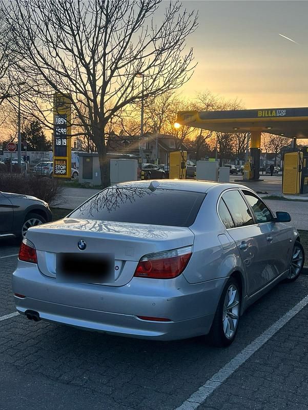Gebraucht BMW 525 197 PS (144 kW) 2007 Grau Limousine