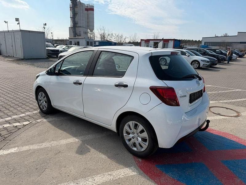 Gebraucht Toyota Yaris Basis 69 PS (50 kW) 2014 Weiß Kleinwagen