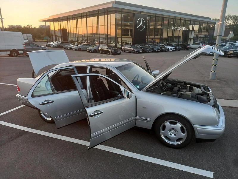 Silber Gebraucht 1996 Mercedes E230 Avantgarde Limousine | 4.000 € (Fairer Preis) - Bild 1/4