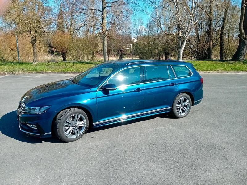 Blau Gebraucht 2022 VW Passat R-line Kombi | 30.800 € - Bild 1/4