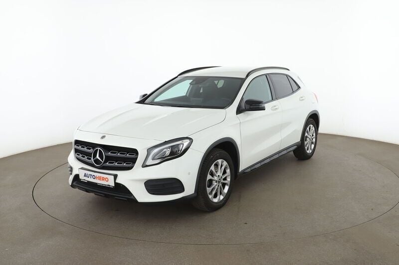 Weiß Gebraucht 2019 Mercedes GLA220 AMG line SUV | 23.070 € (Guter Preis) - Bild 1/4