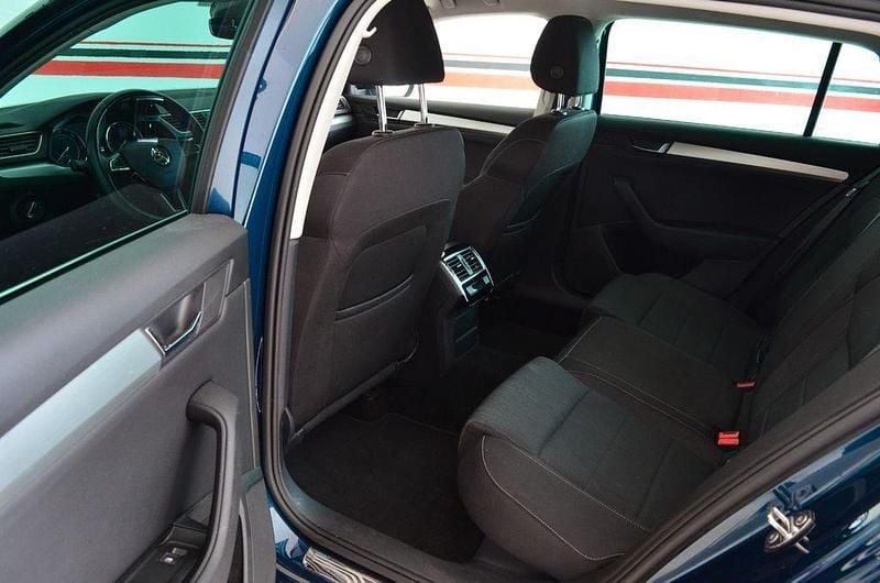 Gebraucht Skoda Superb Ambition 190 PS (139 kW) 2019 Modra lava/lava blau Kombi