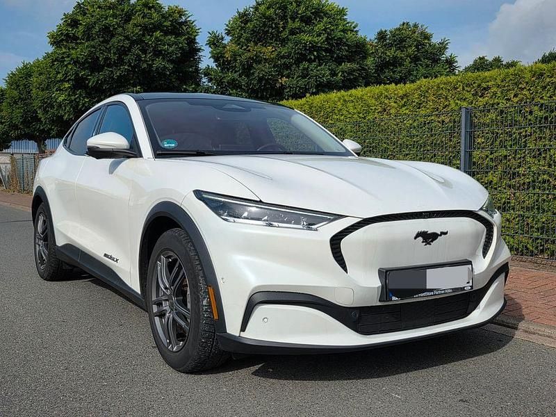 Weiß Gebraucht 2021 Ford Mustang Mach-E Basis SUV | 21.900 € - Bild 1/4