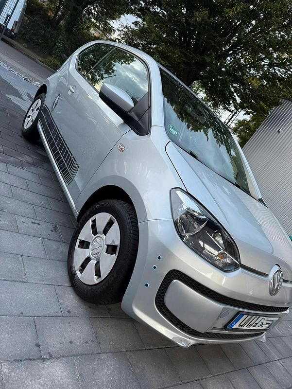 Silber Gebraucht 2016 VW up! Kleinwagen | 3.590 € (Etwas zu teuer) - Bild 1/4