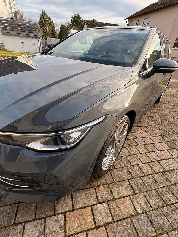 Gebraucht VW Golf Style 150 PS (110 kW) 2025 Grau Limousine
