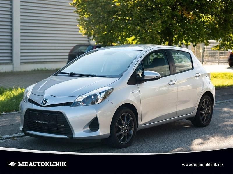 Silber Gebraucht 2013 Toyota Yaris Hybrid Life Limousine | 9.999 € (Etwas zu teuer) - Bild 1/4
