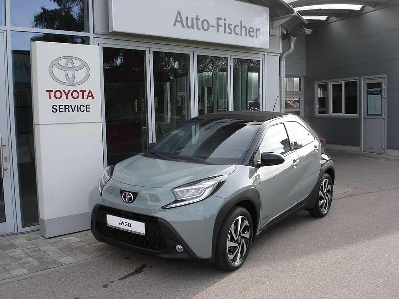 Urban khaki/schwarz Neu 2024 Toyota Aygo Team Kleinwagen | 17.999 € - Bild 1/4