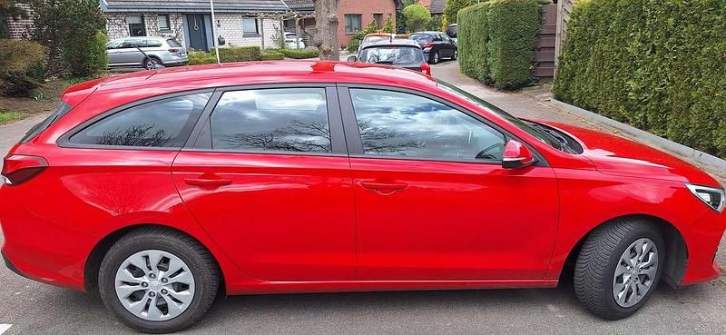 Rot Gebraucht 2019 Hyundai i30 Select Kombi | 10.505 € (Guter Preis) - Bild 1/4