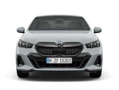 Neu BMW 550e Performance 489 PS (359 kW) 2026 Grau Limousine