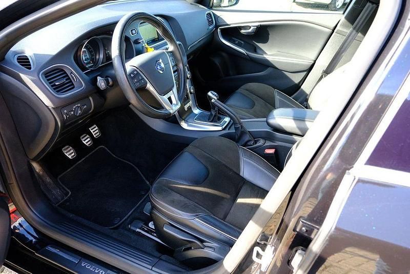 Gebraucht Volvo V40 Business Edition 120 PS (88 kW) 2015 Schwarz Limousine