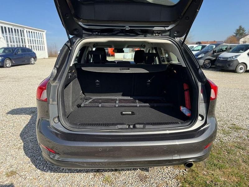 Gebraucht Ford Focus Cool & Connect 120 PS (88 kW) 2020 Grau Limousine