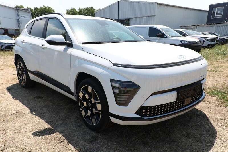 Serenity white metallic Neu 2025 Hyundai Kona Trend SUV | 34.950 € (Superpreis) - Bild 1/4