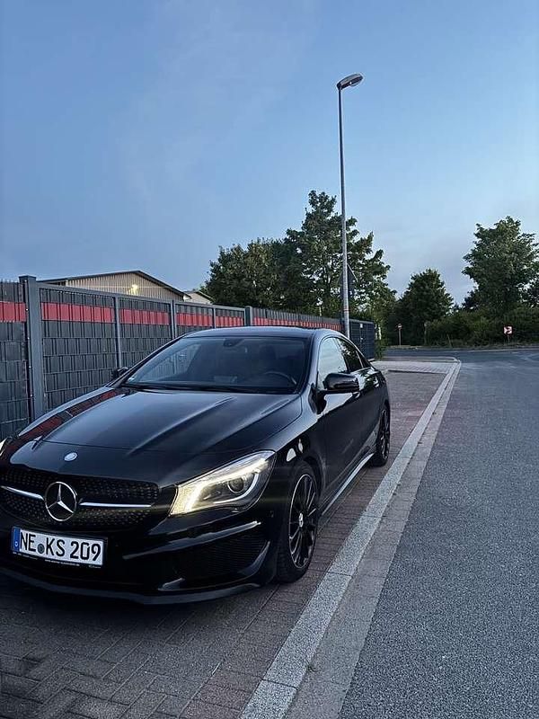 Schwarz Gebraucht 2014 Mercedes CLA200 AMG line Coupé | 14.500 € (Fairer Preis) - Bild 1/4