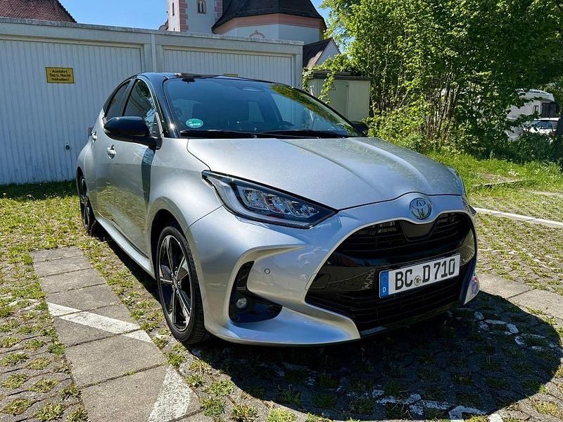 Silber Gebraucht 2024 Toyota Yaris Hybrid Limousine | 22.999 € (Superpreis) - Bild 1/4