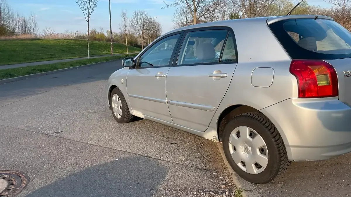 Gebraucht Toyota Corolla 96 PS (70 kW) 2003 Silber Limousine