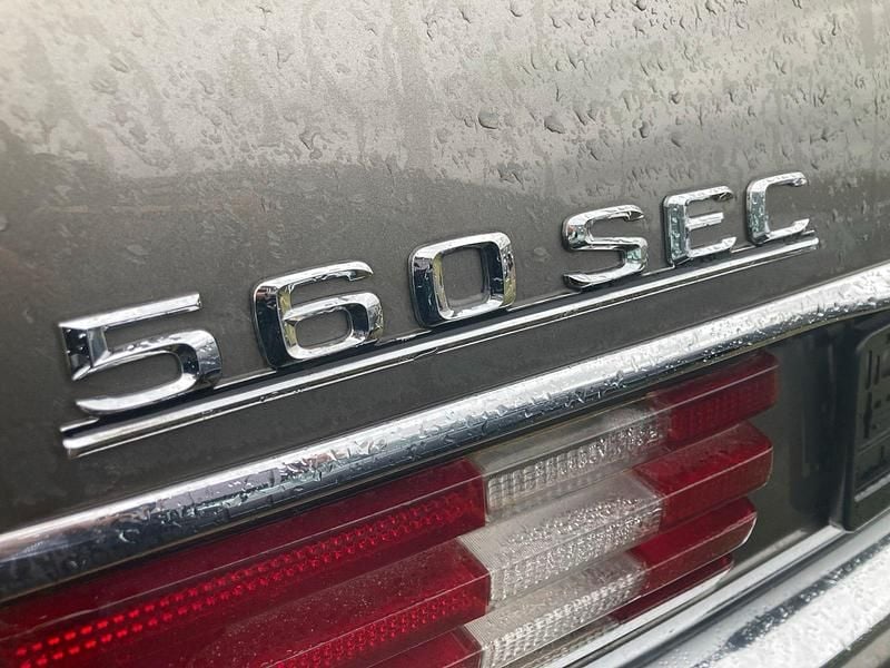 Grau Gebraucht 1988 Mercedes 560 Coupé | 28.500 € - Bild 1/3