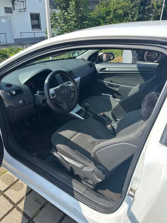 Weiß Gebraucht 2009 Opel Astra GTC Innovation Limousine | 1.300 € (Guter Preis) - Bild 1/4