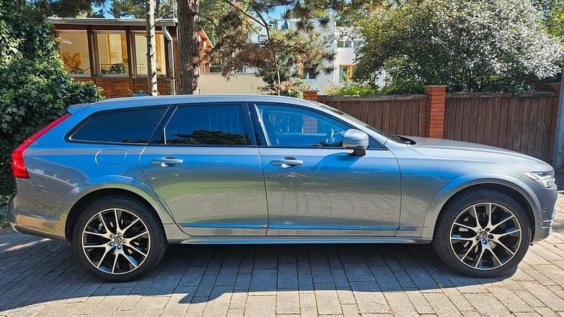 Grau Gebraucht 2017 Volvo V90 CC Pro Kombi | 20.000 € (Guter Preis) - Bild 1/4