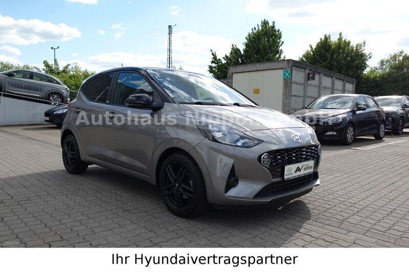 Brass/ black / met Gebraucht 2020 Hyundai i10 Intro Edition Kleinwagen | 13.985 € (Fairer Preis) - Bild 1/4